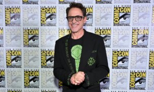 Fã decifra mensagem secreta em runas no casaco de Robert Downey Jr. durante painel da Comic-Con sobre Vingadores: Juízo Final