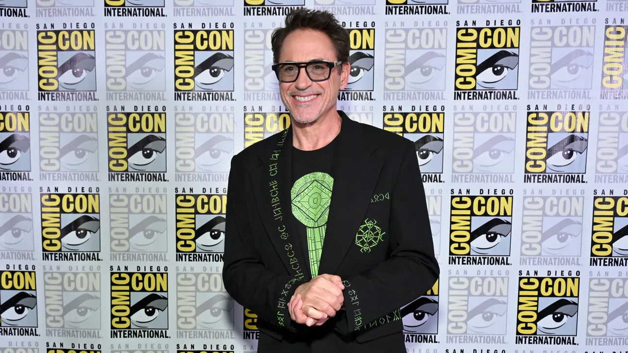 Fã decifra mensagem secreta em runas no casaco de Robert Downey Jr. durante painel da Comic-Con sobre Vingadores: Juízo Final
