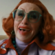 Zach Cregger atualiza pré-sequência de Weapons sobre Tia Gladys na Comic-Con: roteiro está em andamento