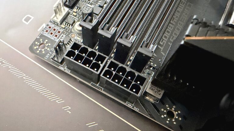 Nova Lake: placa-mãe Z990 com três conectores de 8 pinos sugere consumo de até 474 W em CPUs de 52 núcleos