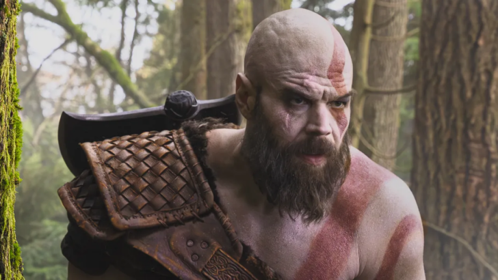 Ryan Hurst rompe o bíceps em gravação da série de God of War e produção pode atrasar até 2027