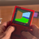 YouTuber consegue rodar Minecraft em um Game Boy Color original, e o resultado é surpreendentemente jogável
