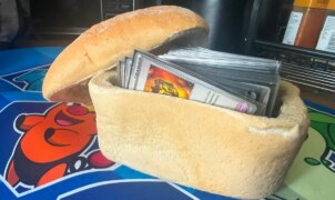 Jogador vence torneio de Pokémon TCG usando um pão de forma como deck box