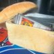 Jogador vence torneio de Pokémon TCG usando um pão de forma como deck box