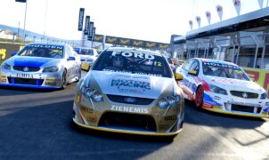 Project Motor Racing recebe Holden Commodore grátis e suporte a três telas no PC com atualização 2.1