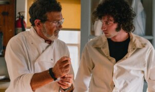 Crítica: Tony captura a juventude impulsiva de Anthony Bourdain em um verão transformador em Cape Cod