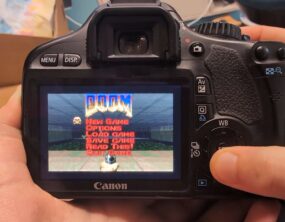 Fotógrafo? Não, caçador de demônios: entusiasta roda Doom em câmera Canon DSLR