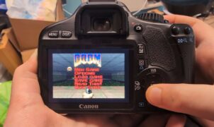 Fotógrafo? Não, caçador de demônios: entusiasta roda Doom em câmera Canon DSLR