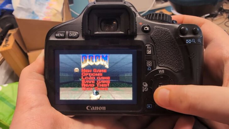 Fotógrafo? Não, caçador de demônios: entusiasta roda Doom em câmera Canon DSLR