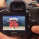 Fotógrafo? Não, caçador de demônios: entusiasta roda Doom em câmera Canon DSLR