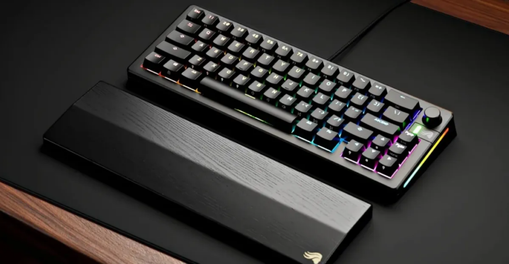 Teclado mecânico compacto Glorious GMMK 3 entra em promoção relâmpago por US$ 35