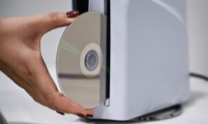 Sony confirma fim dos discos físicos com aviso nas caixas do PS5 a partir de 2028