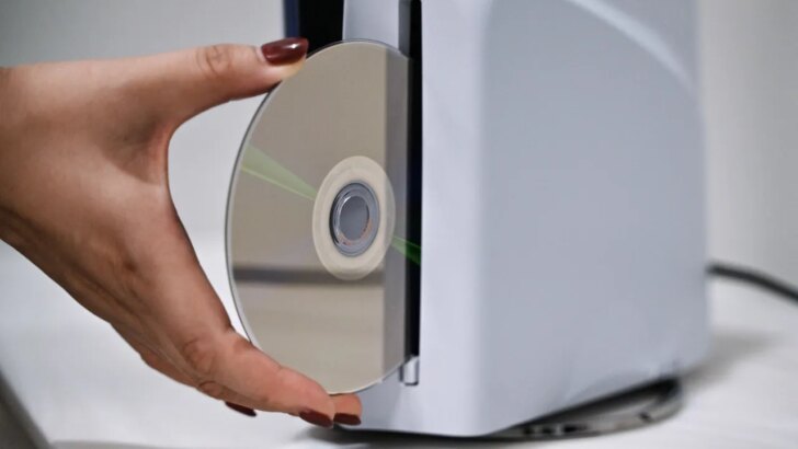Sony confirma fim dos discos físicos com aviso nas caixas do PS5 a partir de 2028