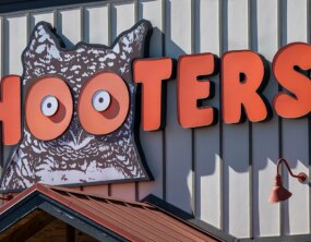 Hooters: The Movie vai contar a origem da rede em comédia com um dos fundadores no roteiro
