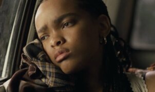 Crítica de It Ends: um road movie de terror existencial que prende o espectador no banco do carona