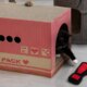 Konami anuncia linha de brinquedos de Metal Gear para gatos em parceria com gato famoso