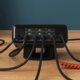 Carregador de mesa com seis portas USB-C e tela chega ao mercado com 240W de potência