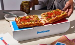 Dominos Lança a Pizza Domino, Inspirada em Seu Logotipo, com Estilo Detroit