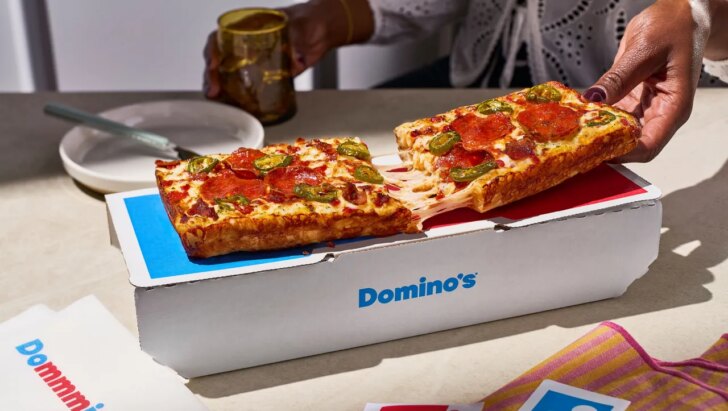 Dominos Lança a Pizza Domino, Inspirada em Seu Logotipo, com Estilo Detroit