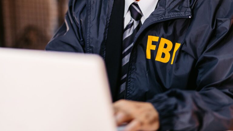Ameaça cibernética ativa: NSA, FBI e CISA alertam para ataques com IA a infraestruturas críticas dos EUA