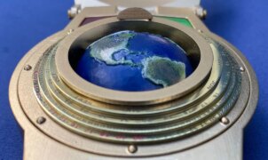 Fã de Voyagers! finalmente encontra réplica acessível do Omni após 40 anos