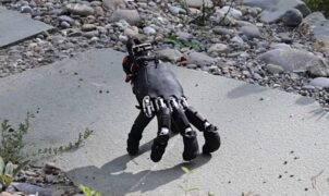 Mão robótica sem corpo anda como aranha e vira pesadelo na internet