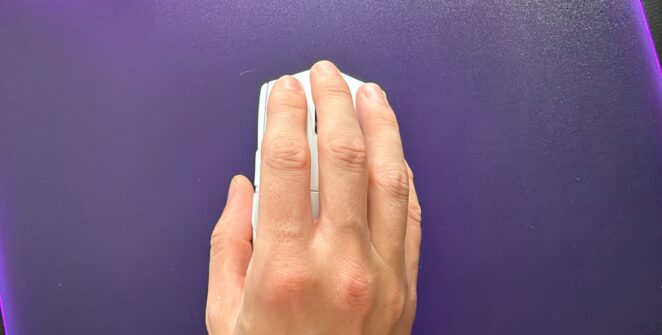Segurar o mouse com o dedo anelar no botão direito é estranho ou elite?