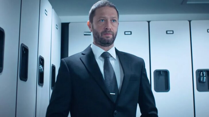 Heat 2 contrata Ebon Moss-Bachrach para viver Kelso, o hacker do filme original