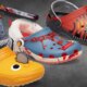 Crocs e Chainsaw Man se juntam em coleção com quatro Clogs e cinco Jibbitz
