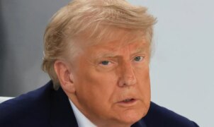 Trump chama alertas sobre riscos da IA de hoax e diz que único guardrail necessário é um presidente forte