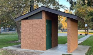 Banheiro abandonado vira inspiração para builds de survival: 8 paredes, 4 telhados e espaço para uma cama