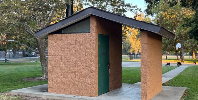 Banheiro abandonado vira inspiração para builds de survival: 8 paredes, 4 telhados e espaço para uma cama