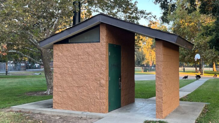 Banheiro abandonado vira inspiração para builds de survival: 8 paredes, 4 telhados e espaço para uma cama