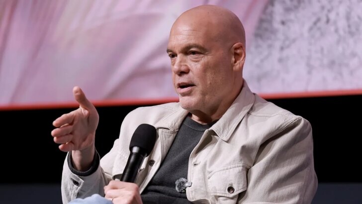 Vincent DOnofrio sai em defesa de Deborah Ann Woll após críticas aos trajes de Laufey em God of War
