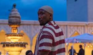 Mahershala Ali vira assassino a serviço da fé em Your Mother Your Mother Your Mother
