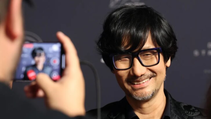 Kojima aparece na Sony usando camiseta do Joy Division e fãs vão à loucura nas redes