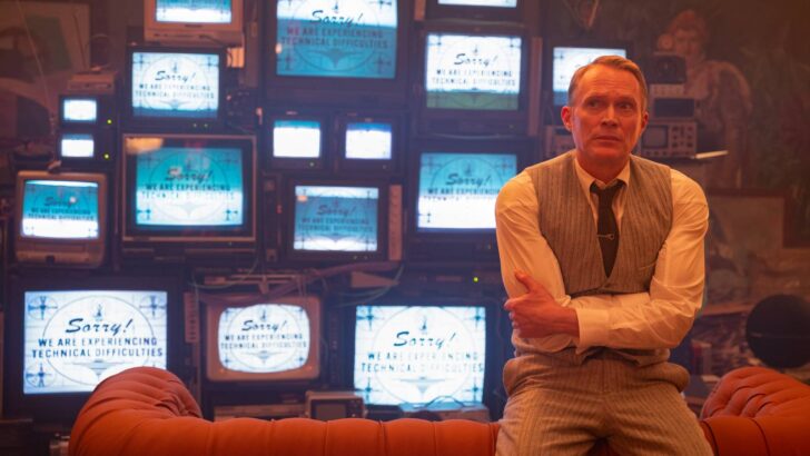 vision-paul-betany-sits-in-front-of-a-bank-of-tvs-that-say-sorry-we-are-experiencing-technical-difficulties-in-visionquest-9cg8Ti.jpg